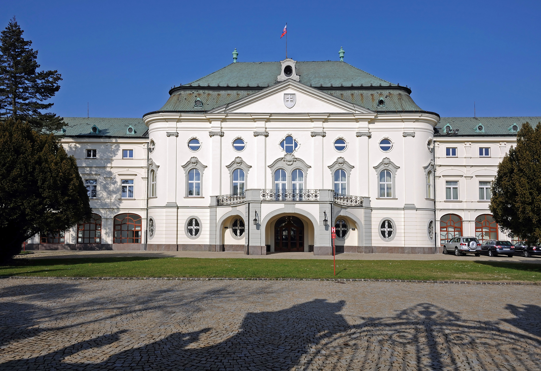 Bratislava,_Letný_arcibiskupský_palác,_Slovensko.jpg