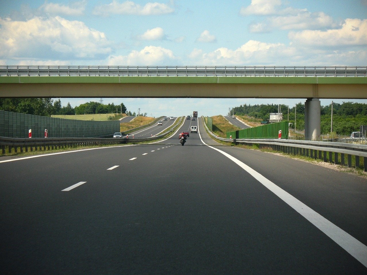 motocyklista-1265506_1280.jpg