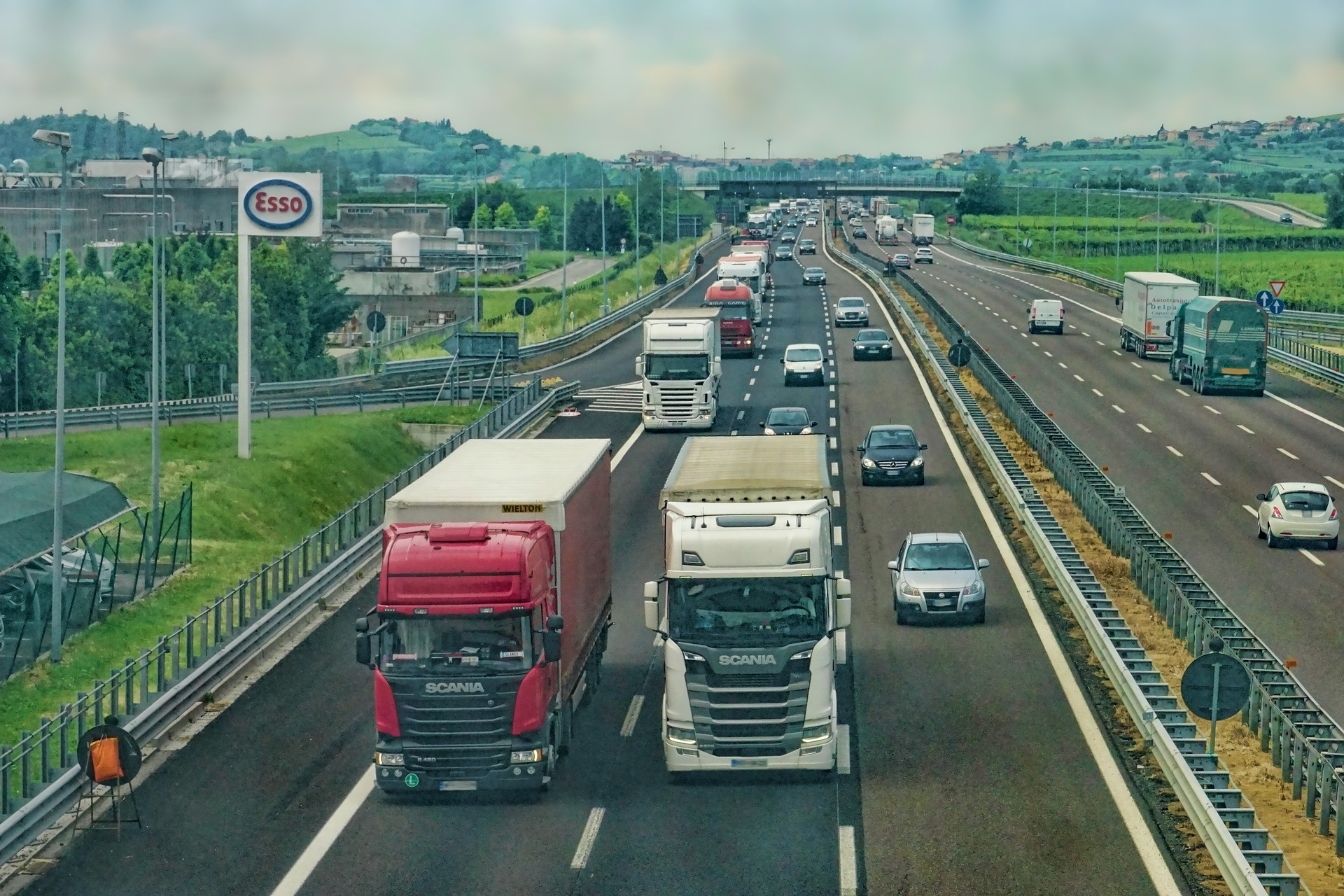 highway-g7bf483adb_1920.jpg
