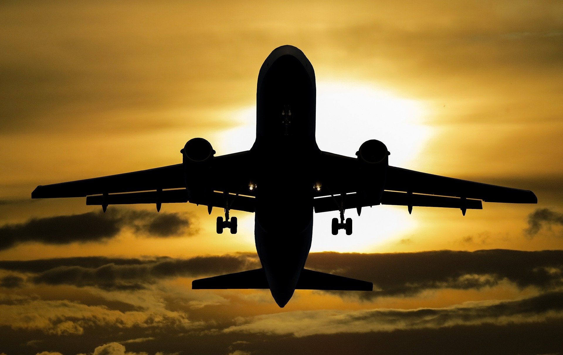 aircraft-1362586_1920.jpg