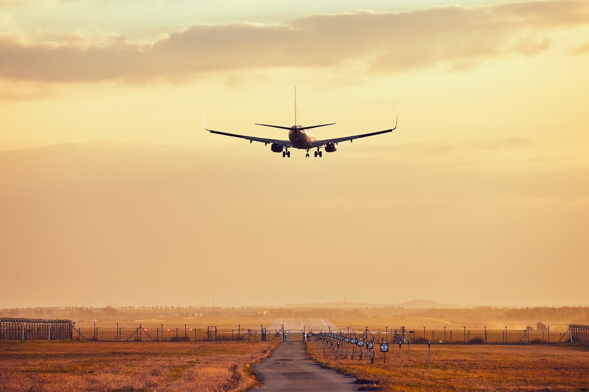 airplane-gc7f0dc8d1_1920.jpg