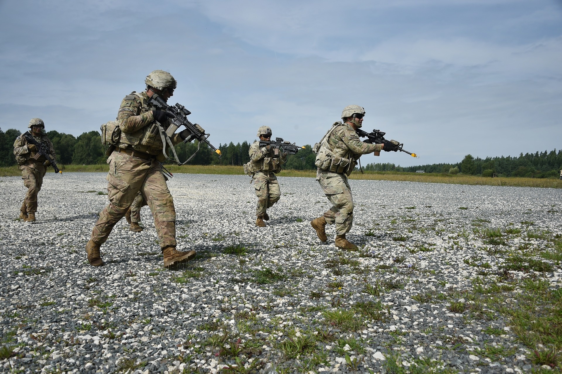 army-g506f18d4a_1920.jpg