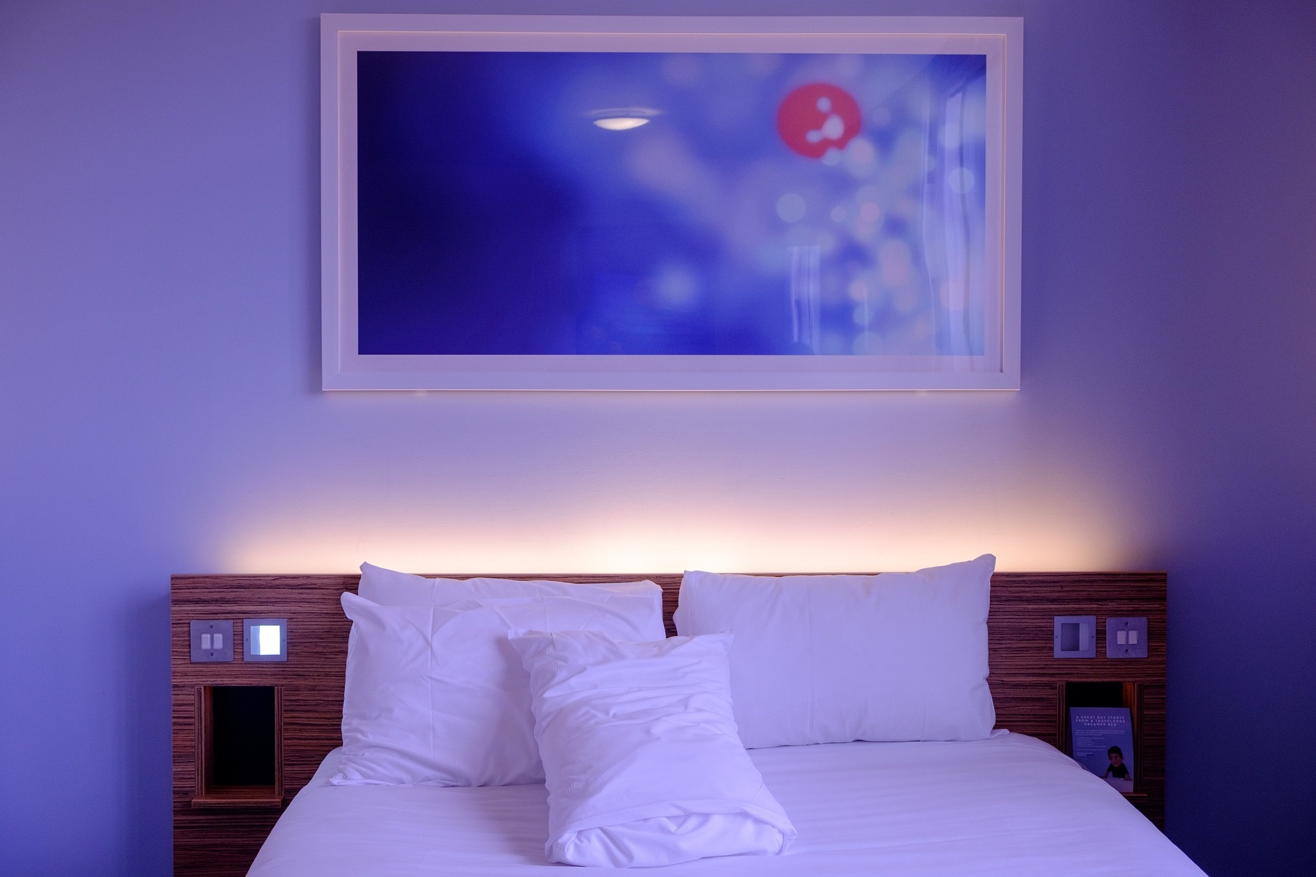 bedroom-g90c507aa9_1920.jpg
