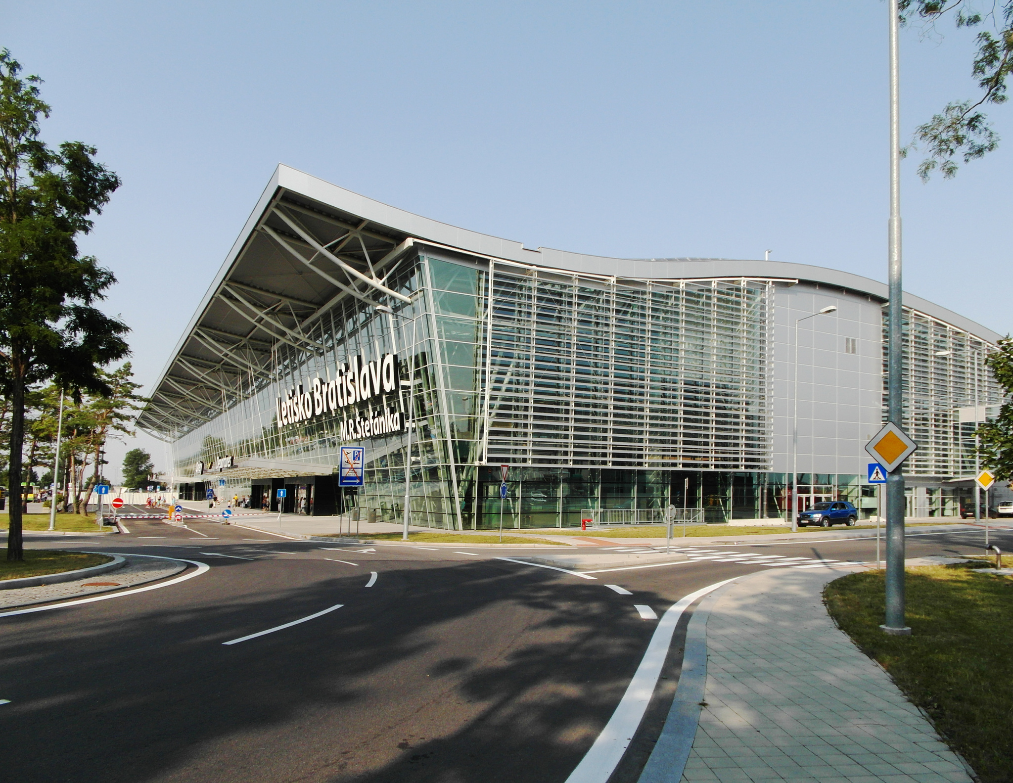 Bratislava_Airport_new_terminal_BTS.jpg