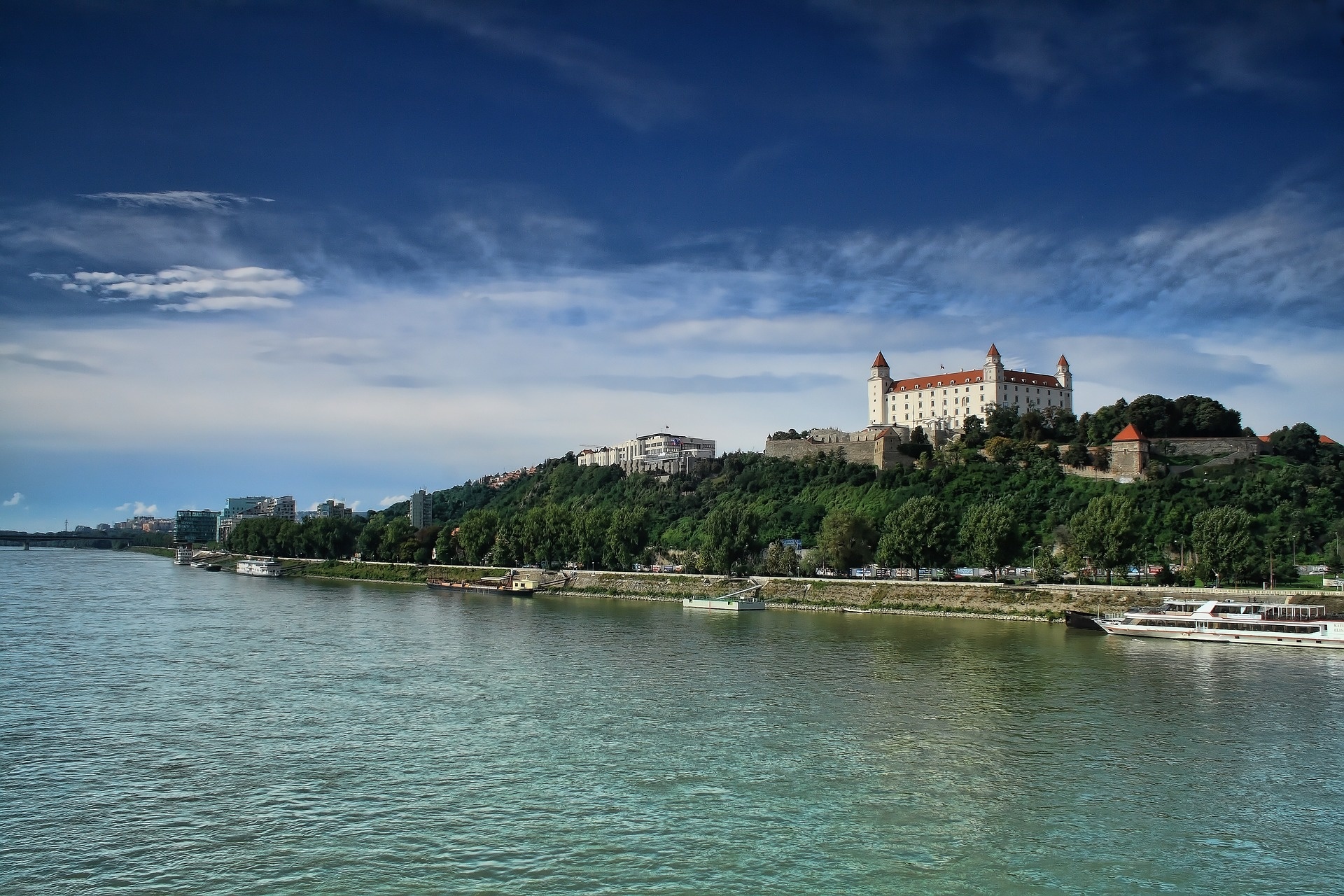 bratislava-g5e99e6eec_1920.jpg