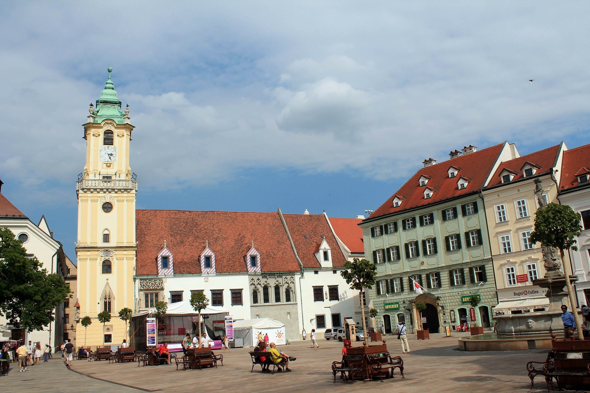 bratislava-gd8ec8a567_1920.jpg
