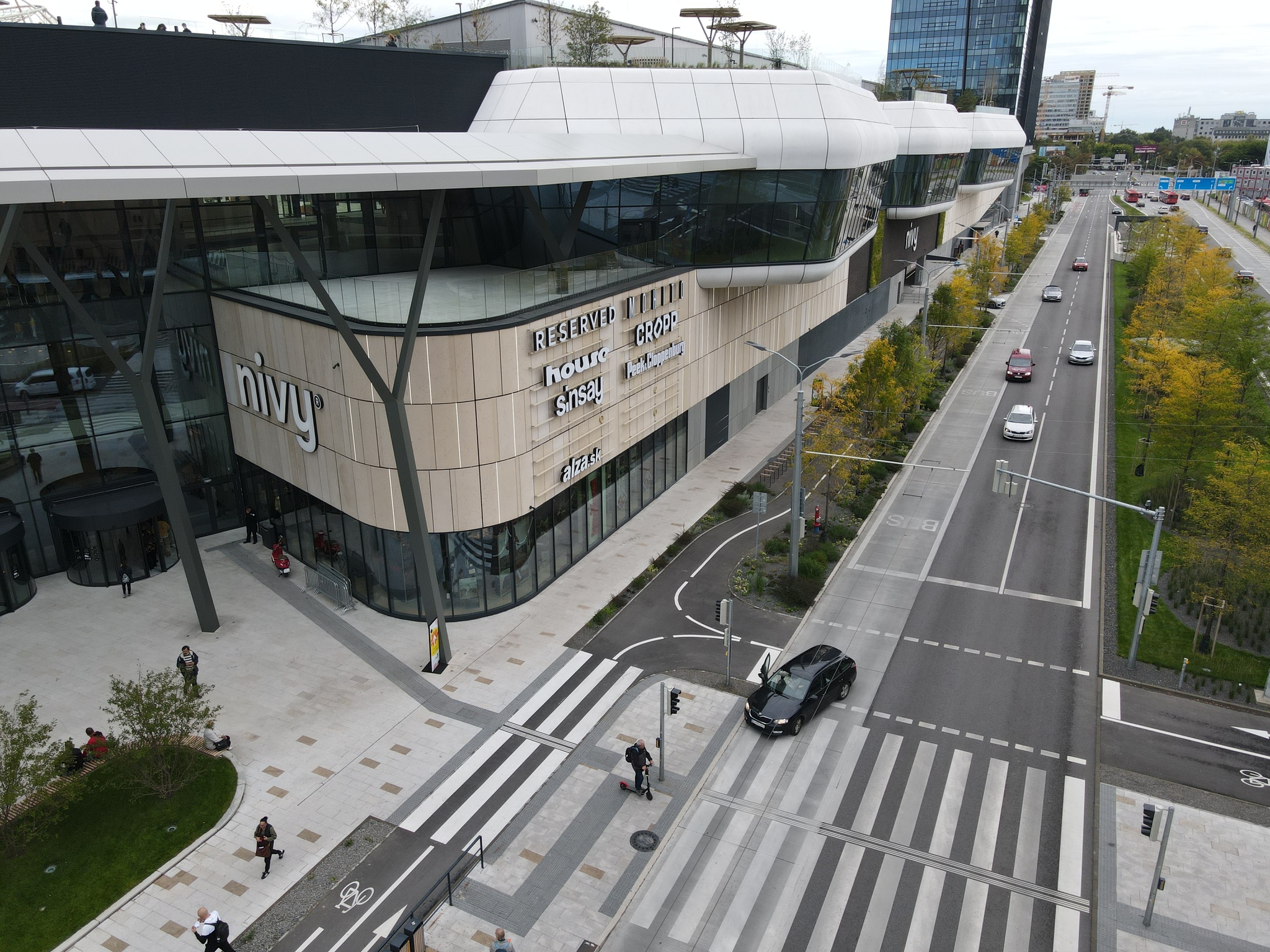 Bratislava_má_stanicu,_ktorá_sa_vyrovná_európskym_metropolám._Nazrite_do_Nivy_centra_(51536059094).jpg
