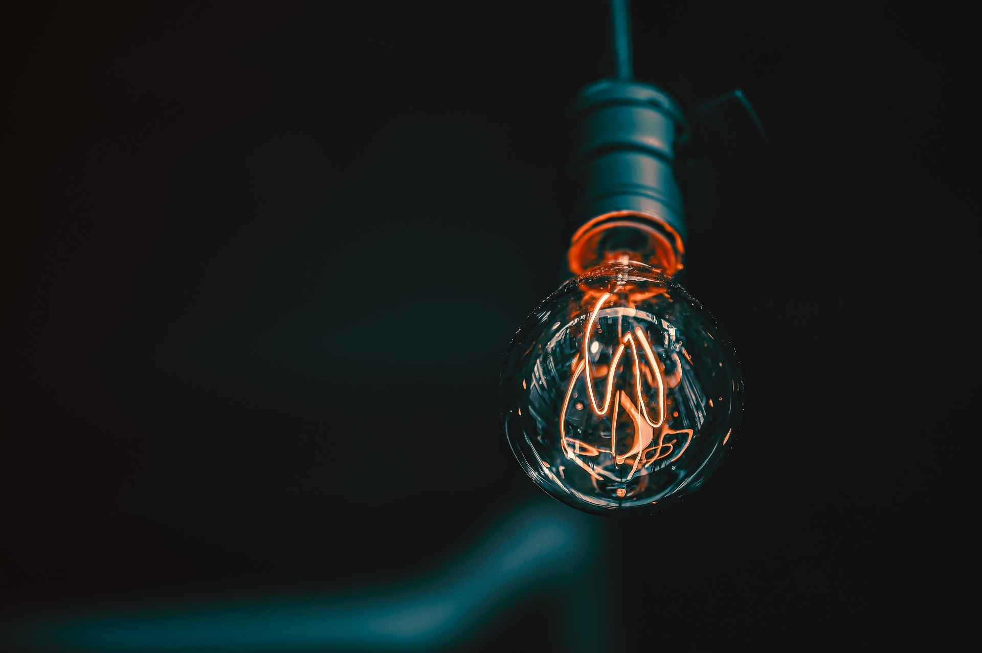 bulb-g2431b532e_1920.jpg