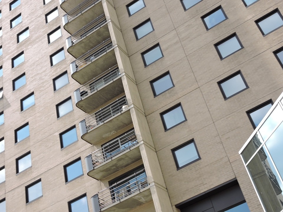 City-Condominium-Building-Apartment-Complex-Living-422231.jpg