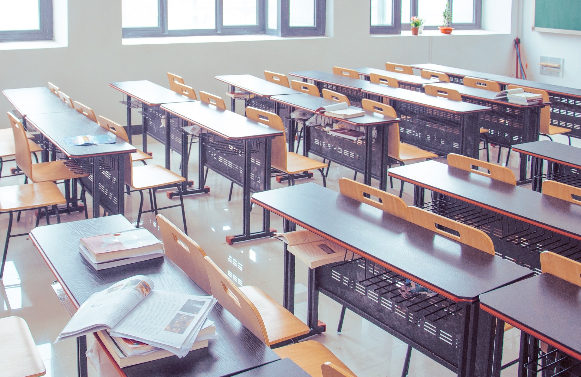 classroom-gb6979d535_1920.jpg