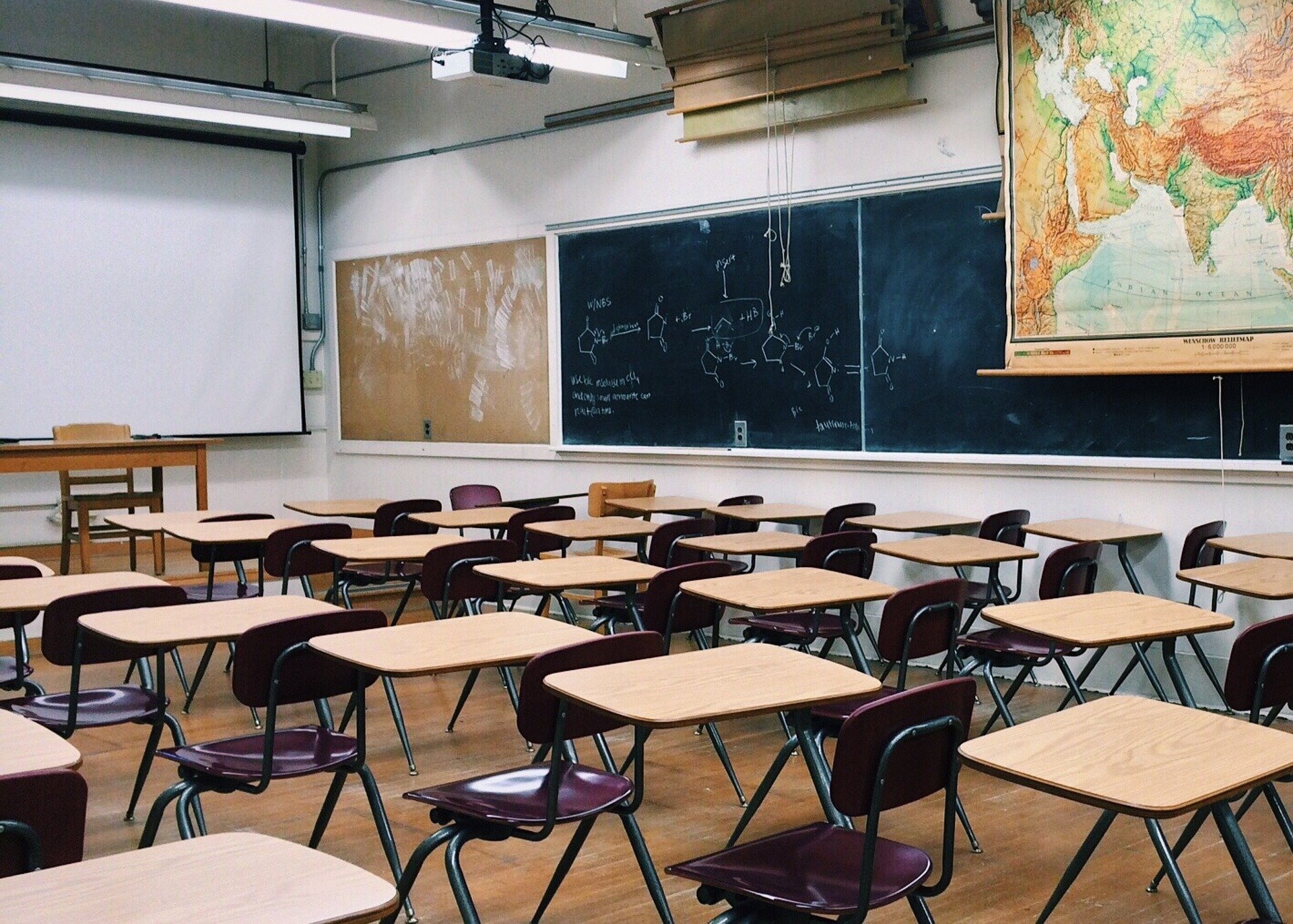 classroom-gc7d8347b0_1920.jpg