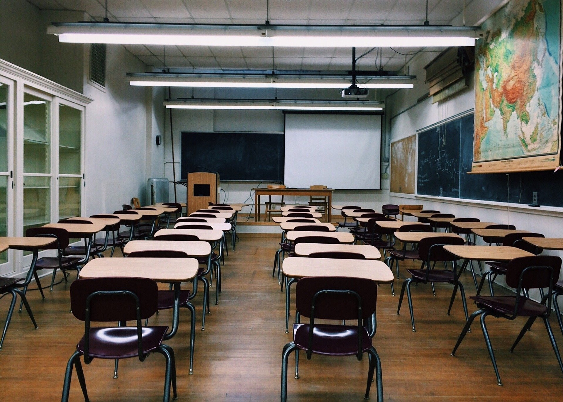 classroom-gdffb9e9f7_1920.jpg