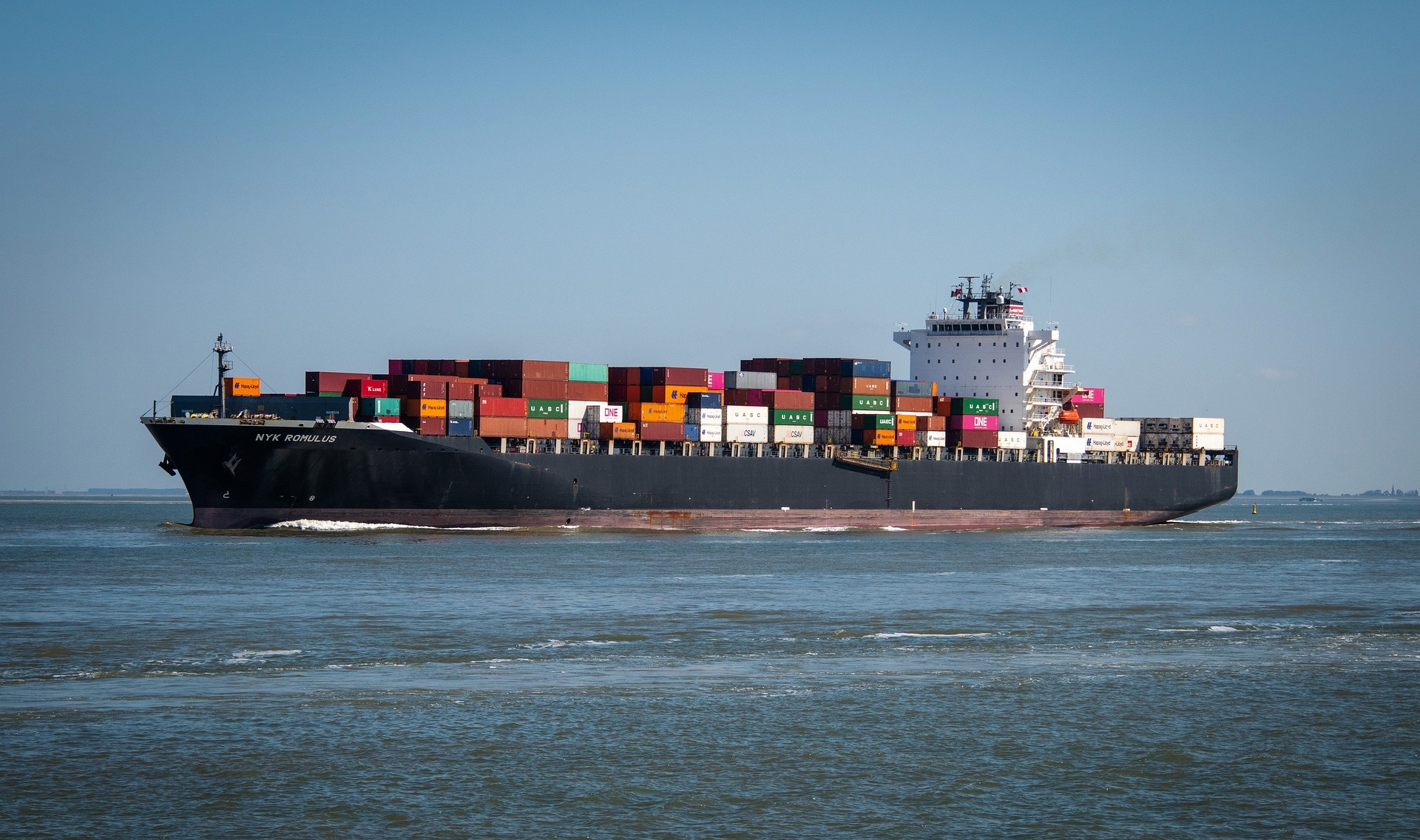 container-ship-gbcd8b1952_1920.jpg