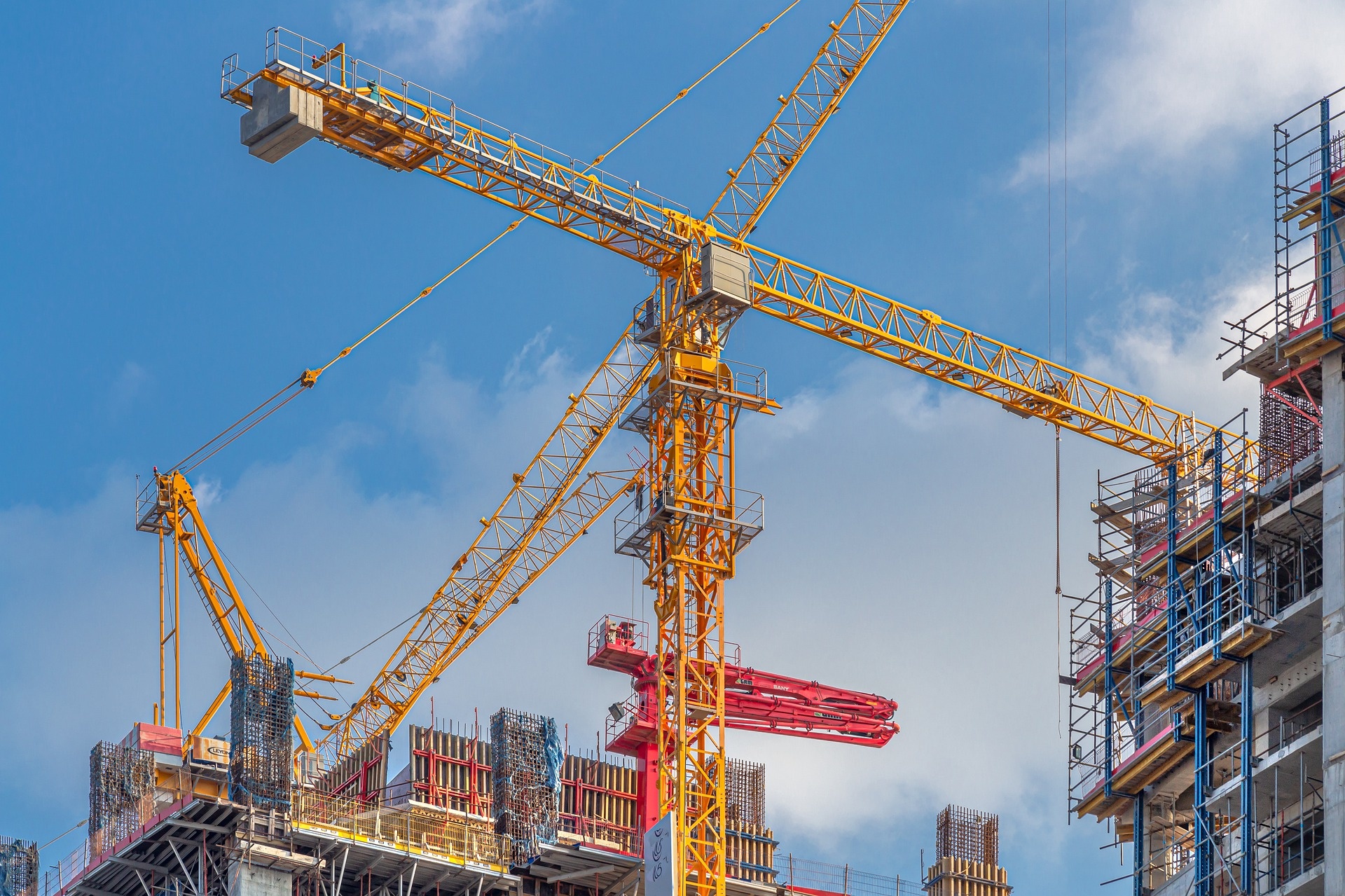cranes-g599cd315e_1920.jpg