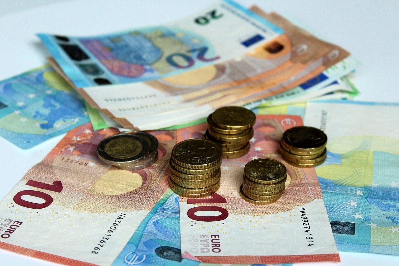 euro-banknotes-6226739_1280.jpg