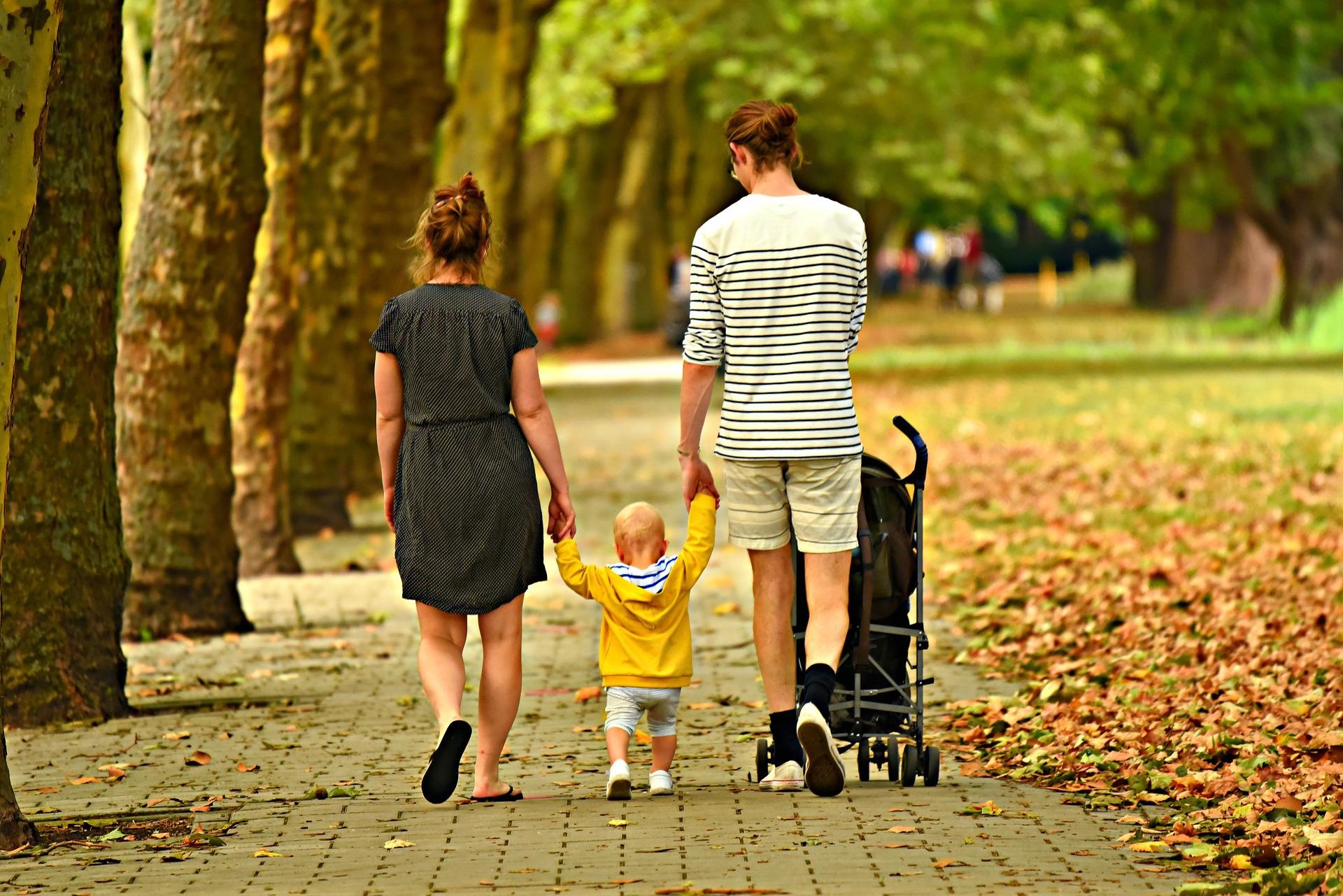 family-g508f9c951_1920.jpg