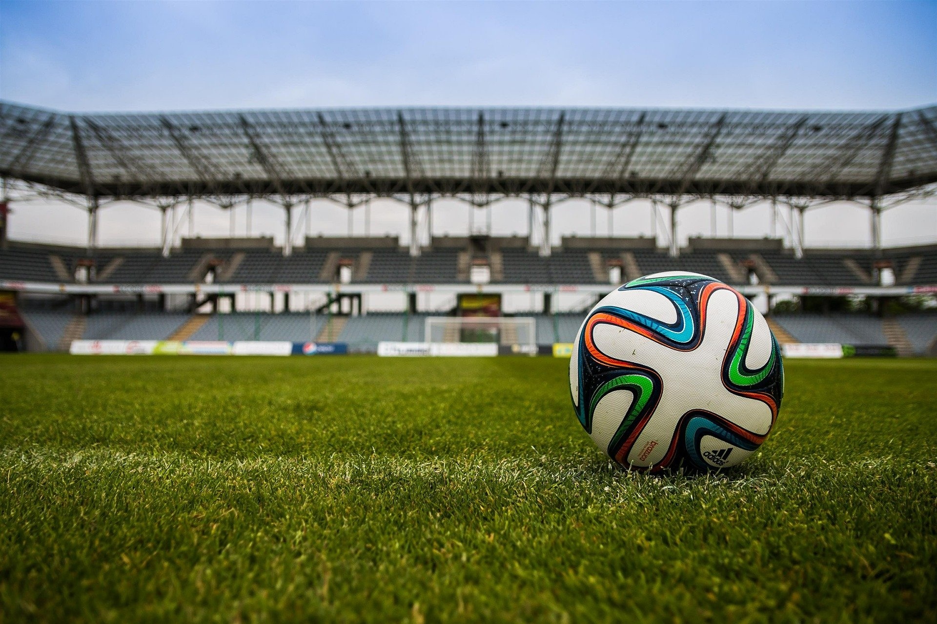football-g2fe61b48e_1920.jpg