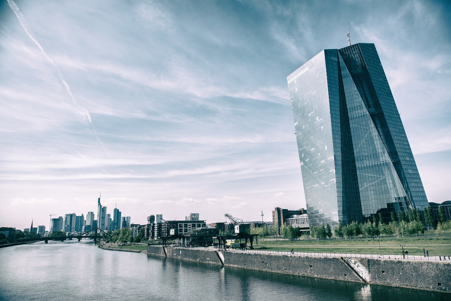 frankfurt-2251537_1920.jpg