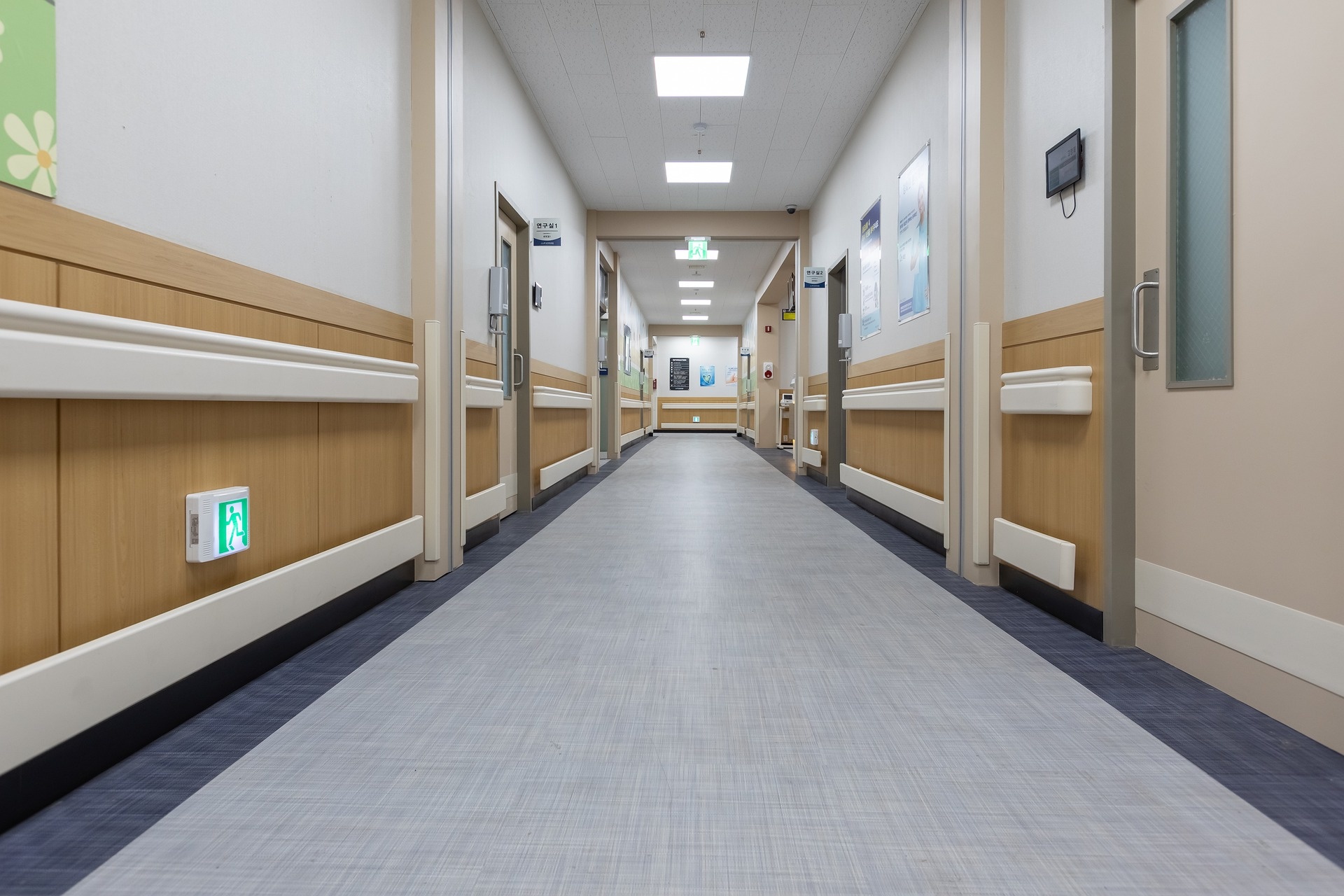 hallway-gdf9d99e9d_1920.jpg
