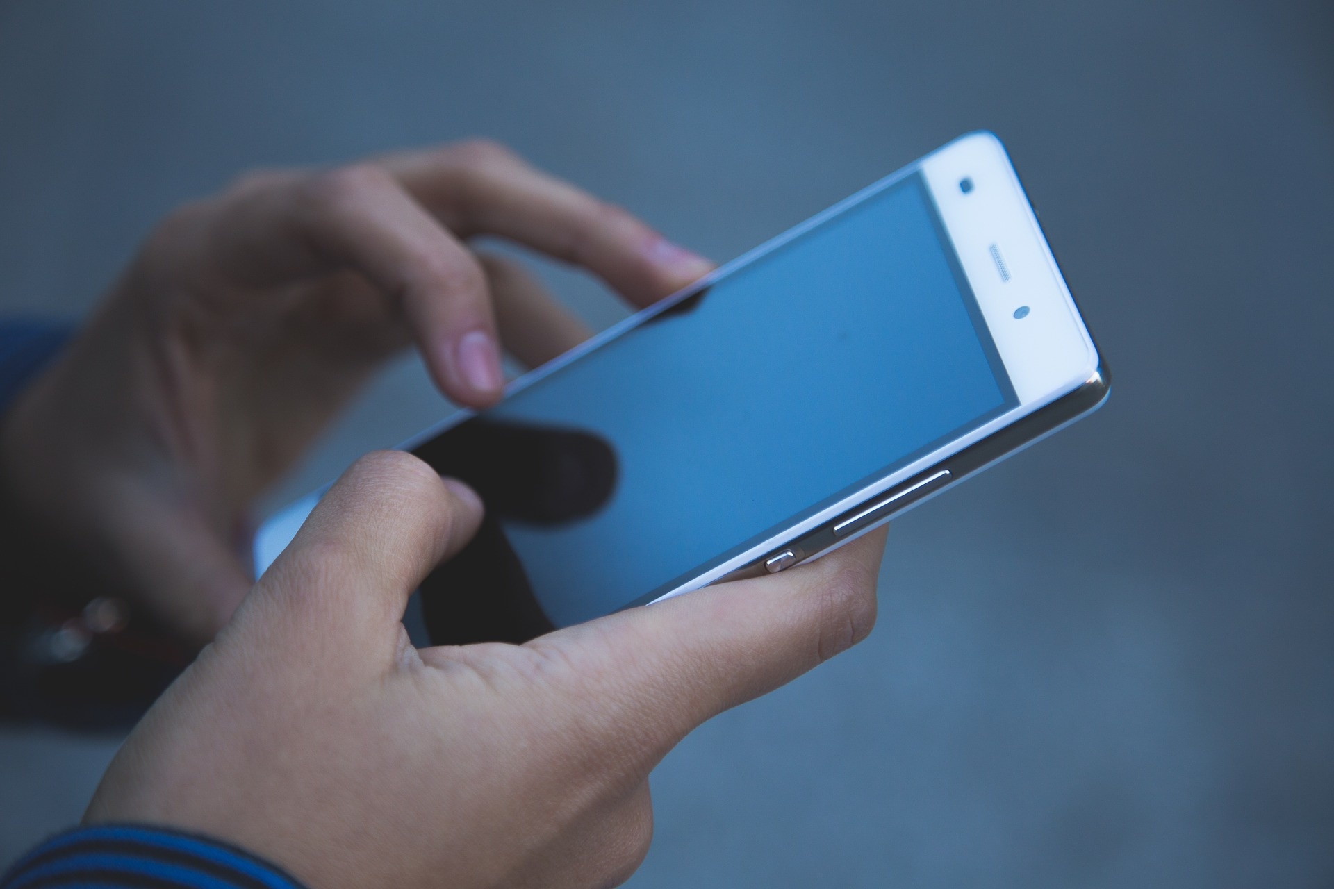 hands-g435b82e26_1920.jpg