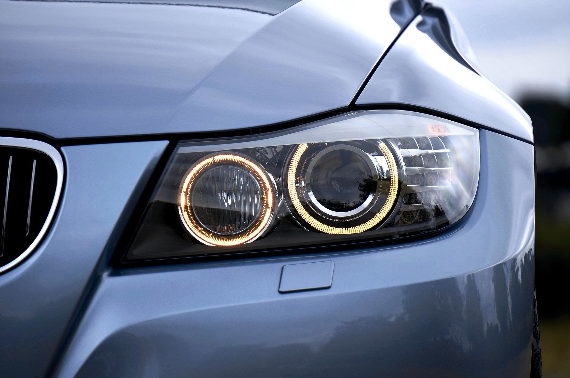headlight-2459090_1920.jpg