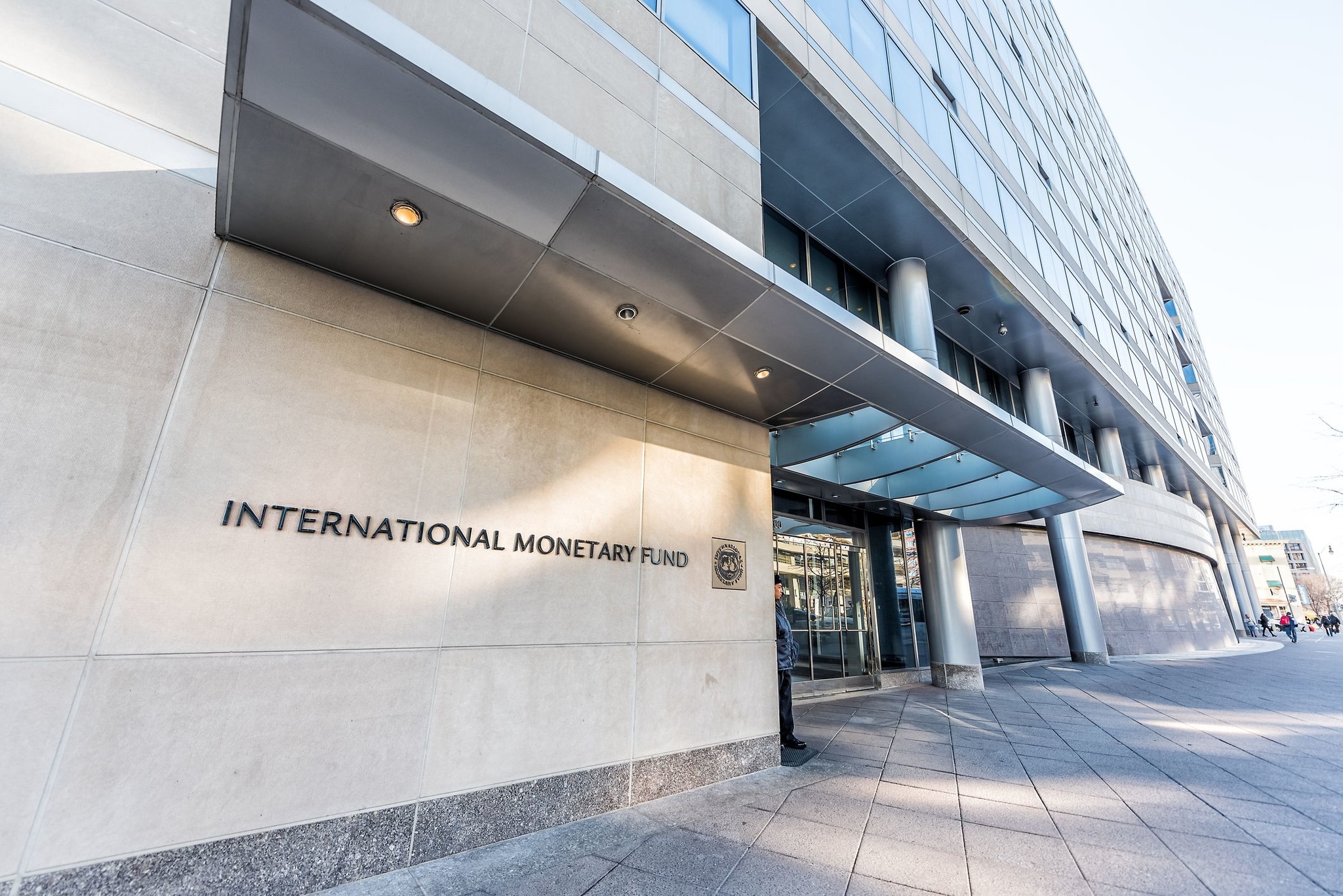 imf-entrance-with-sign-of-international-monetary-fund--concrete-architecture-building-wall-security-guard-doors-941515476-4daf80
