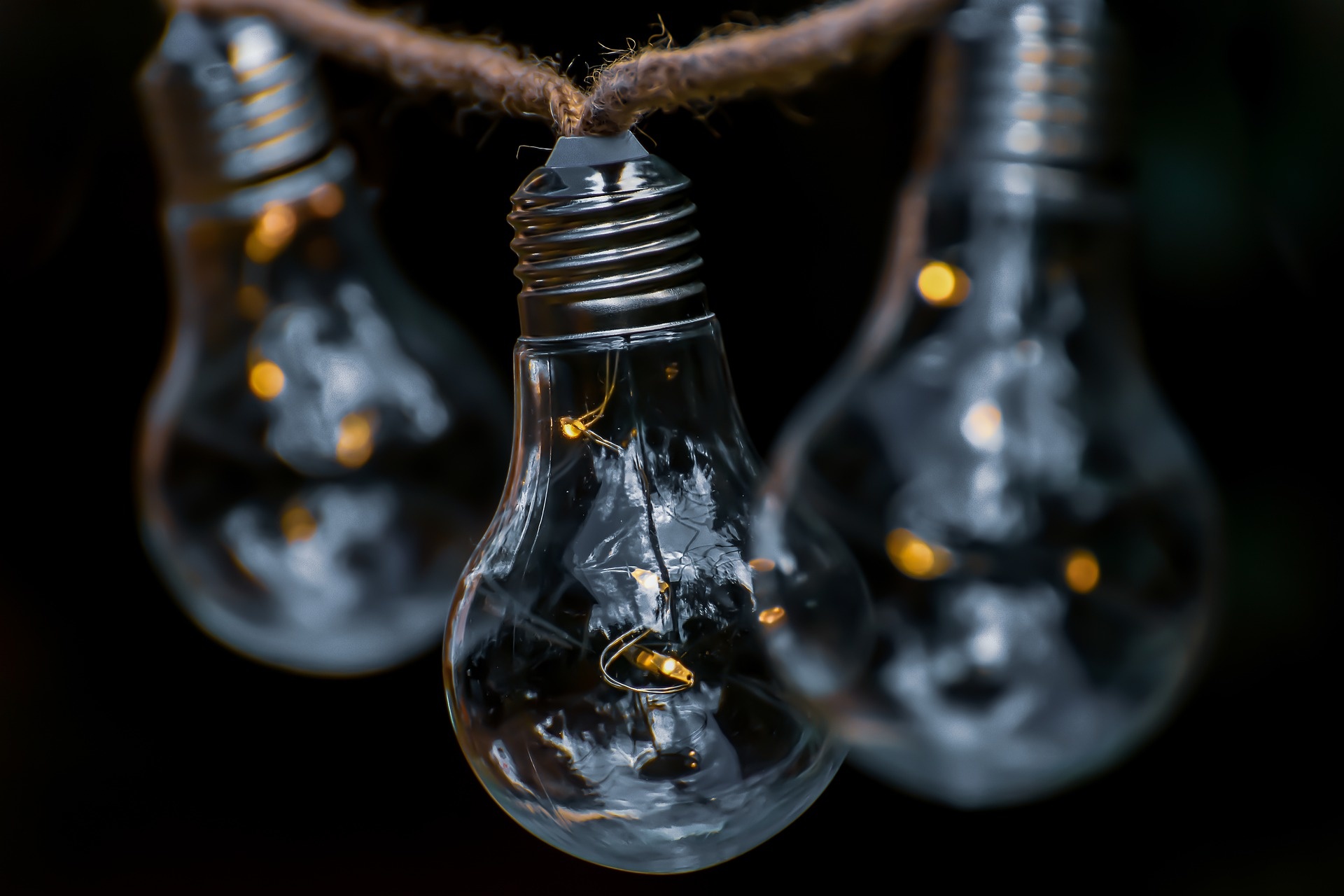 lightbulb-g83d7506ed_1920.jpg