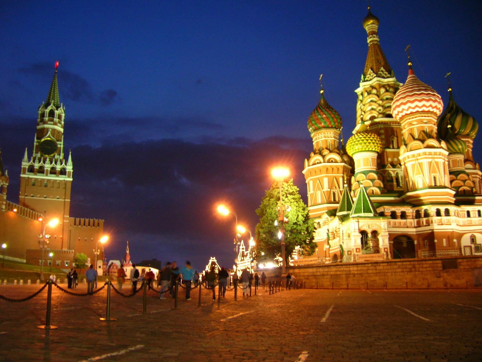 Mosca_-_Cremlino_e_S.Basilio_by_night_-_panoramio.jpg
