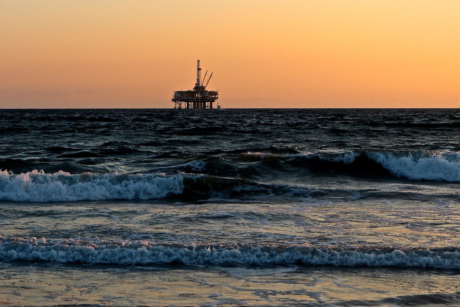 oil-rig-g1595f62c7_1920.jpg