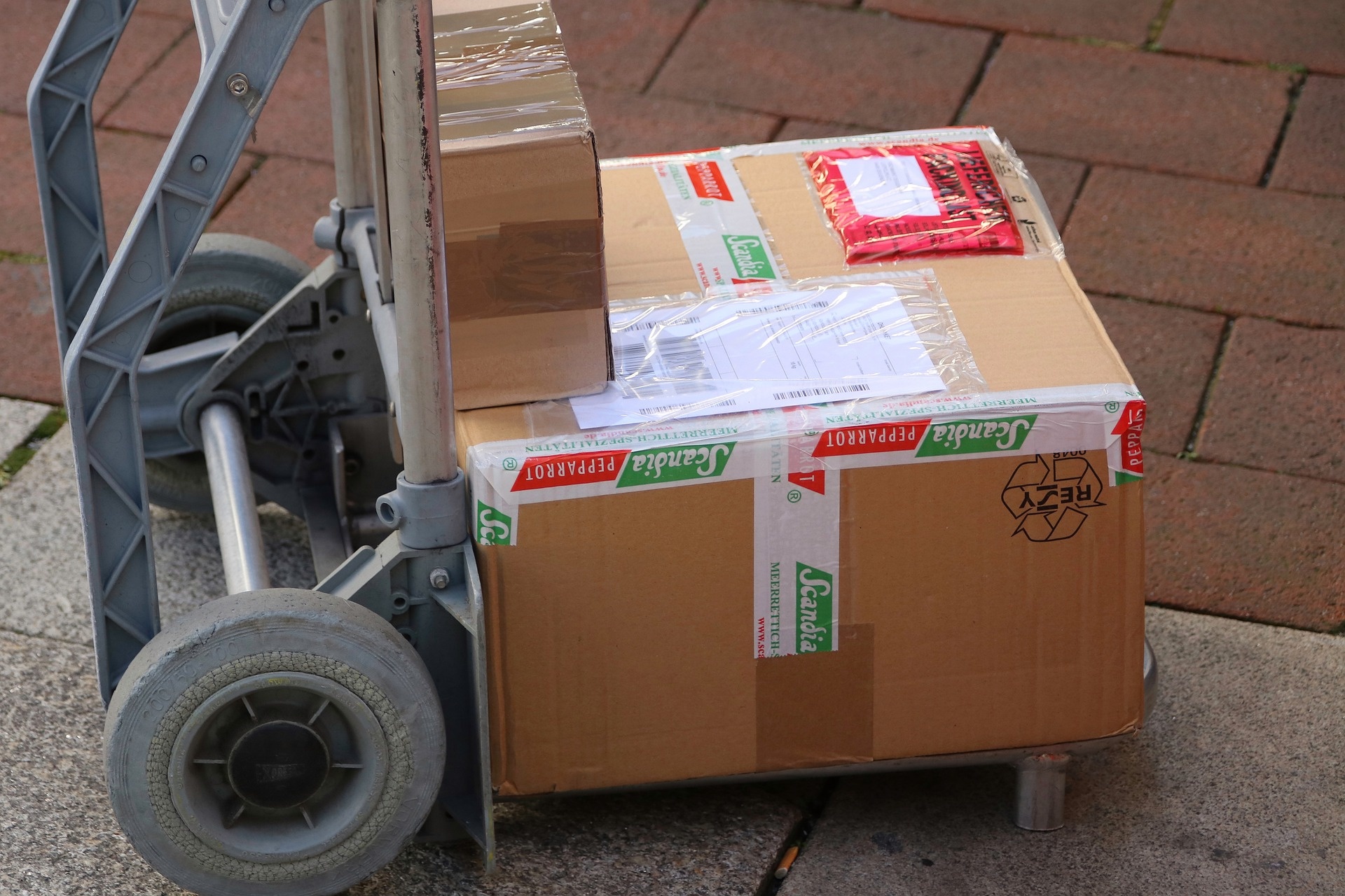 packet-g8894b6436_1920.jpg