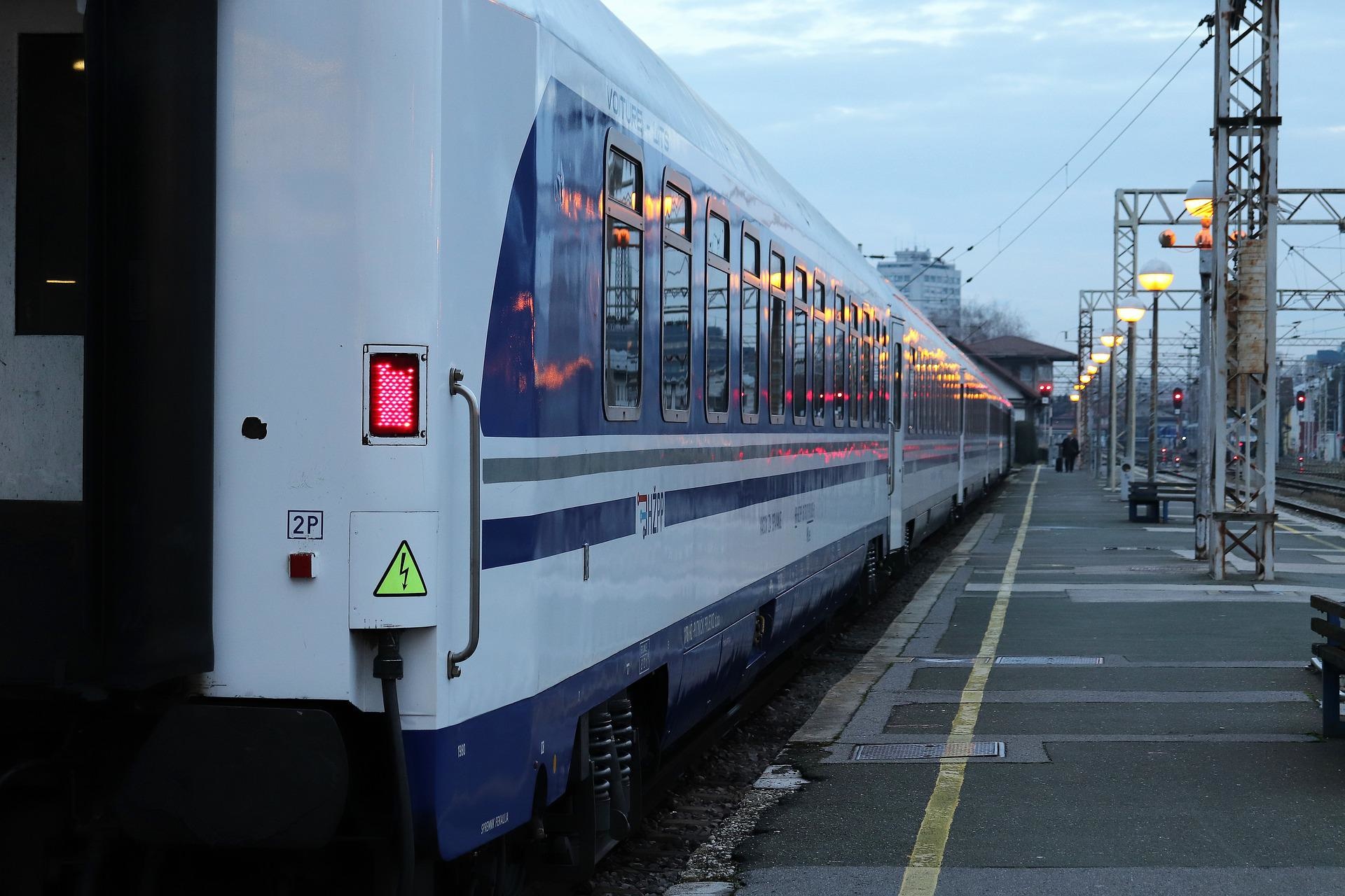 passenger-train-g667462cfe_1920.jpg