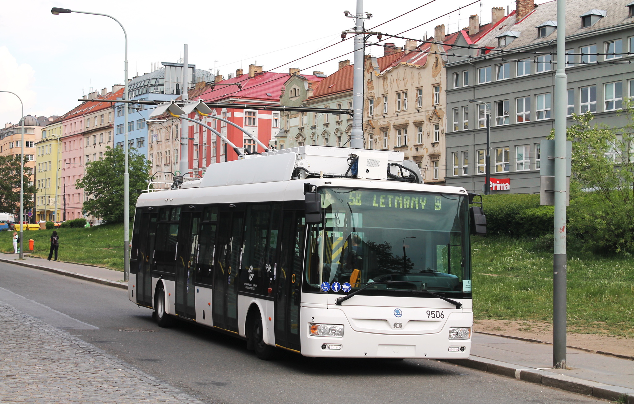 Praha,_Libeň,_Na_žertvách,_Škoda_30Tr_SOR_č._9506_(2018-05-08;_01).jpg