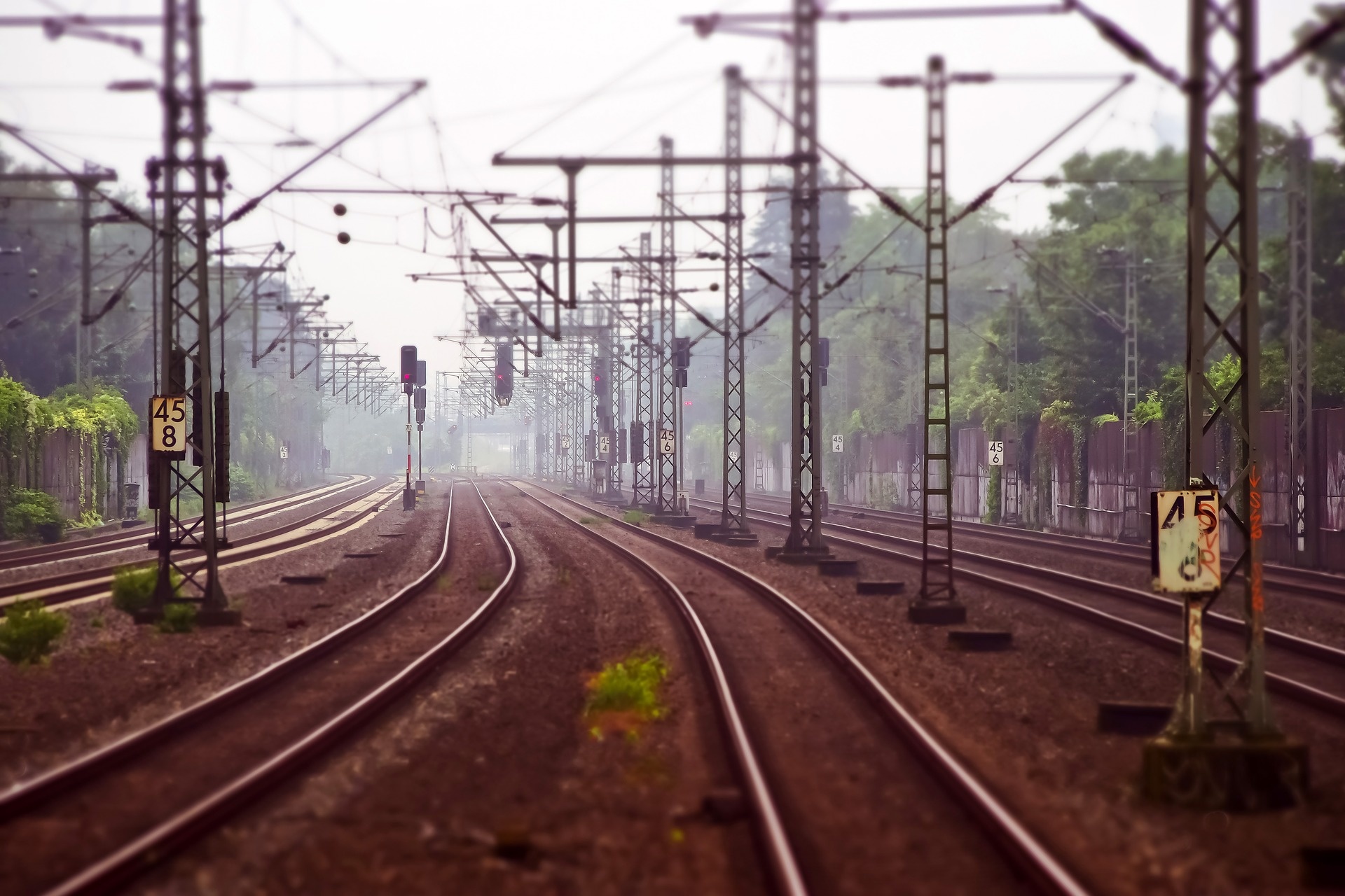 railway-tracks-gf60d2a563_1920.jpg