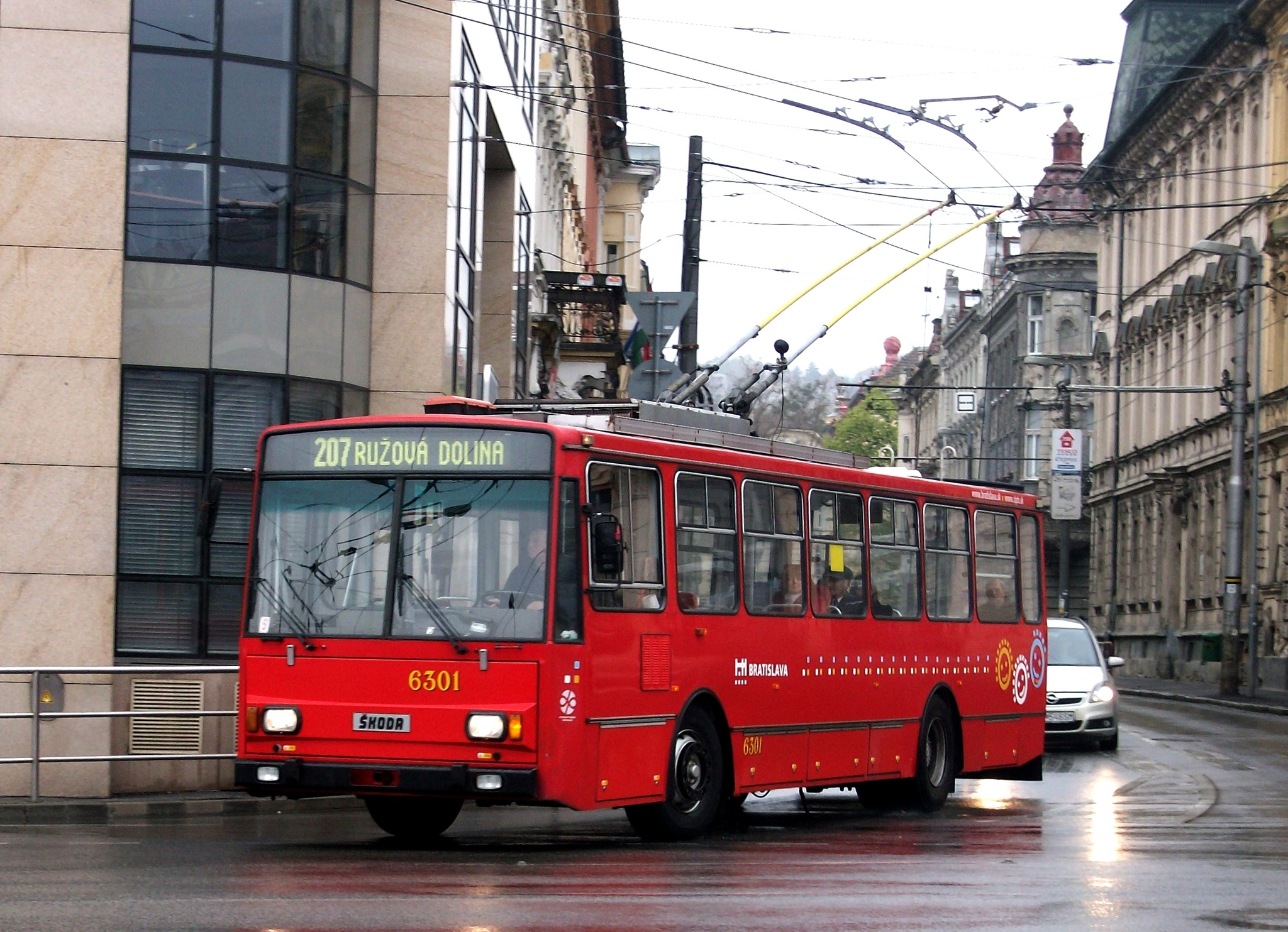 Skoda_trolleybus_Bratislava_n°6301_red_2012.jpeg