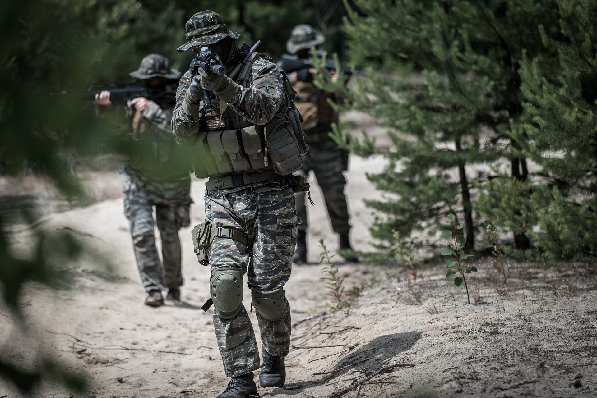 soldier-g0fbb285a9_1920.jpg