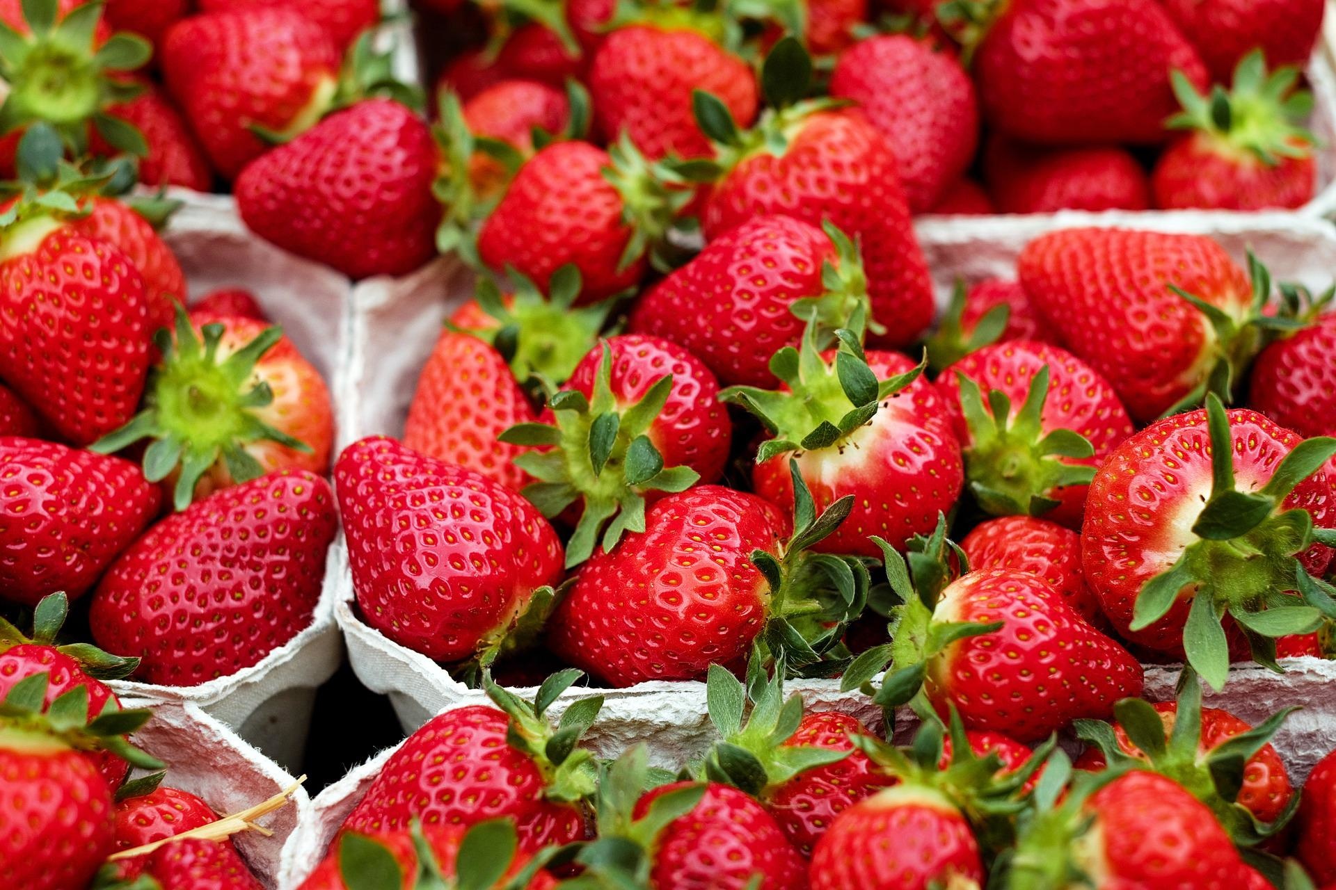 strawberries-g4f08ba334_1920.jpg