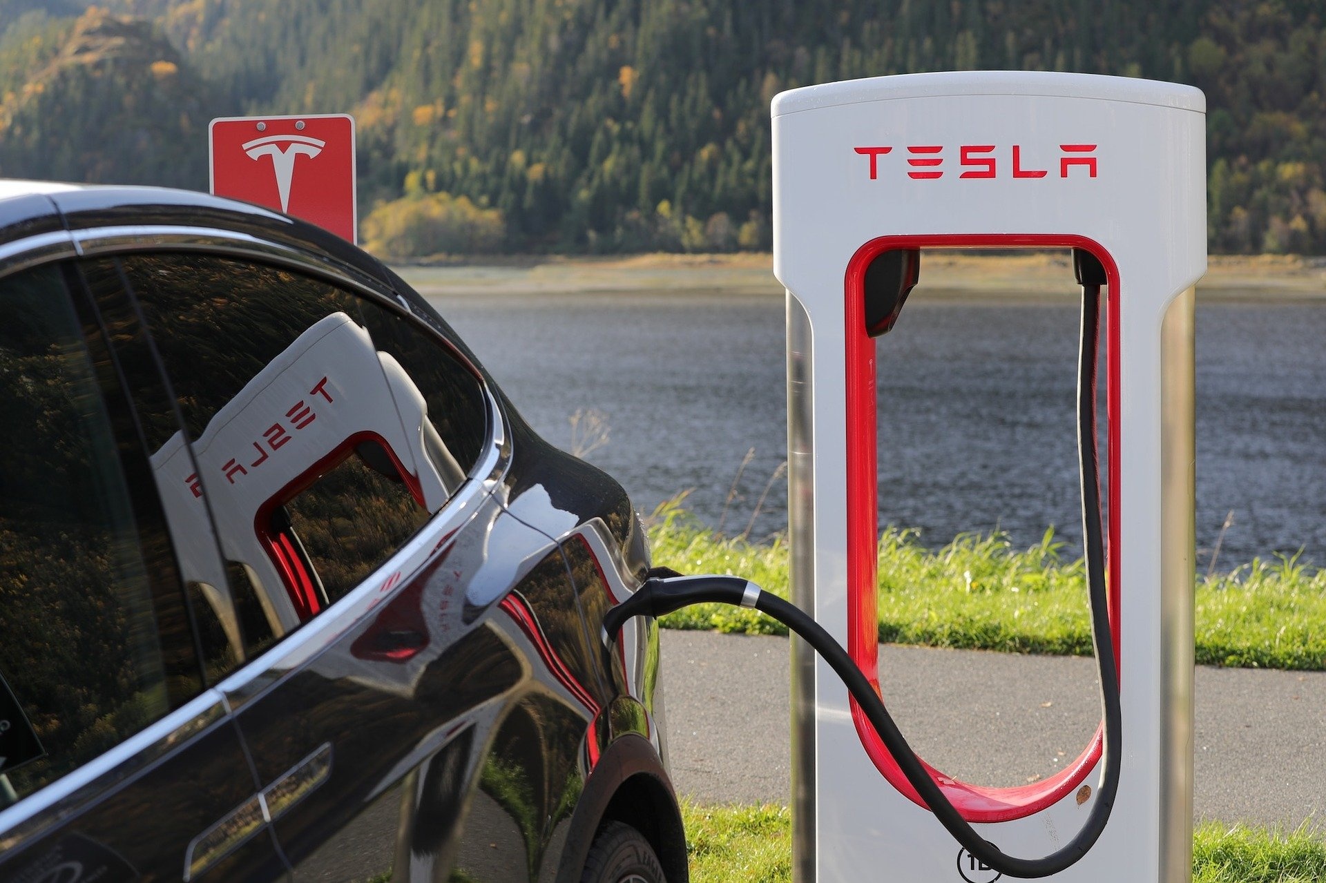 tesla-gd1637e8a9_1920.jpg