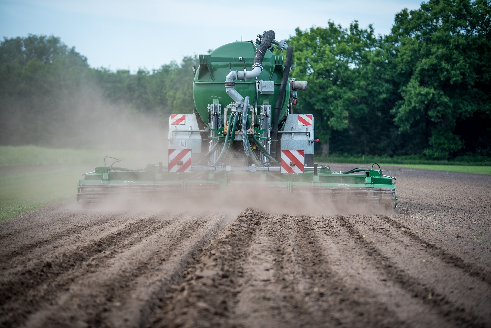 tractor-g37e8661d7_1920.jpg