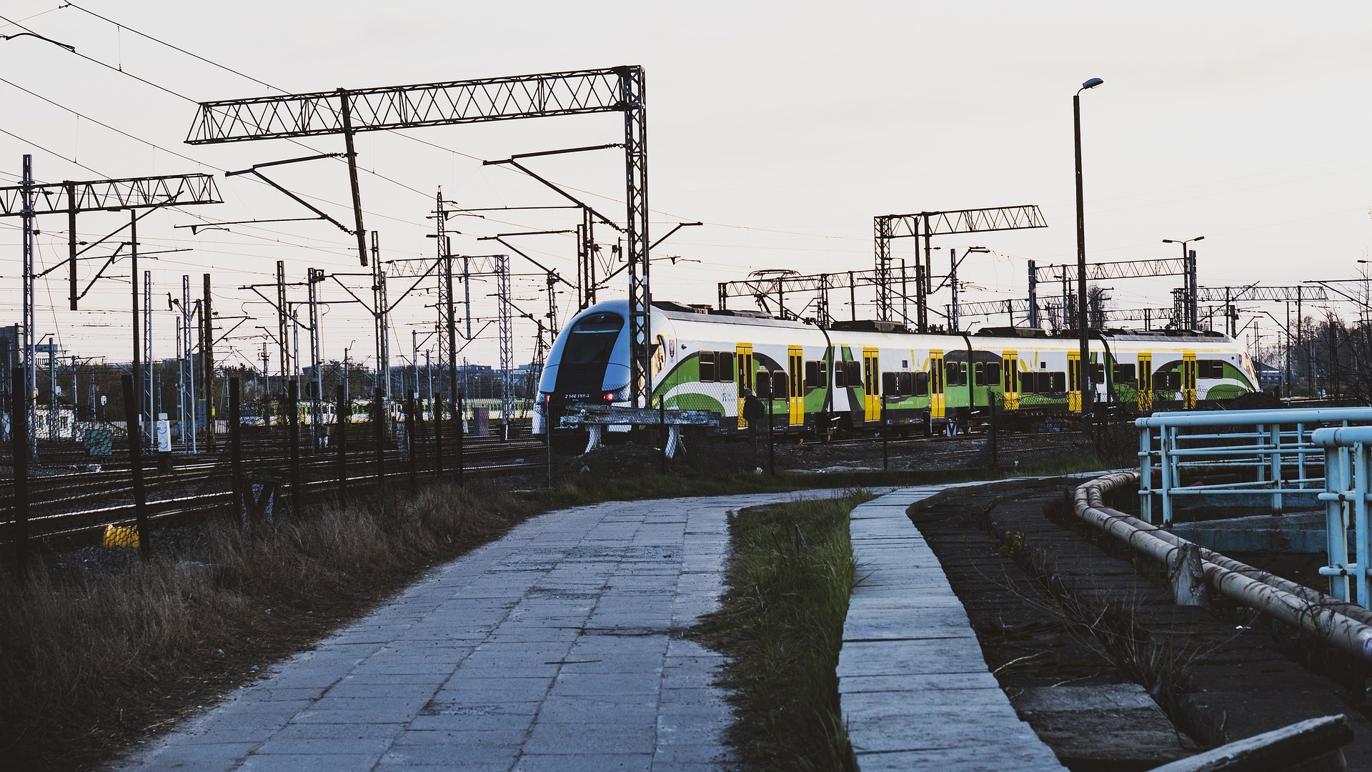 train-gdc6864a40_1920.jpg