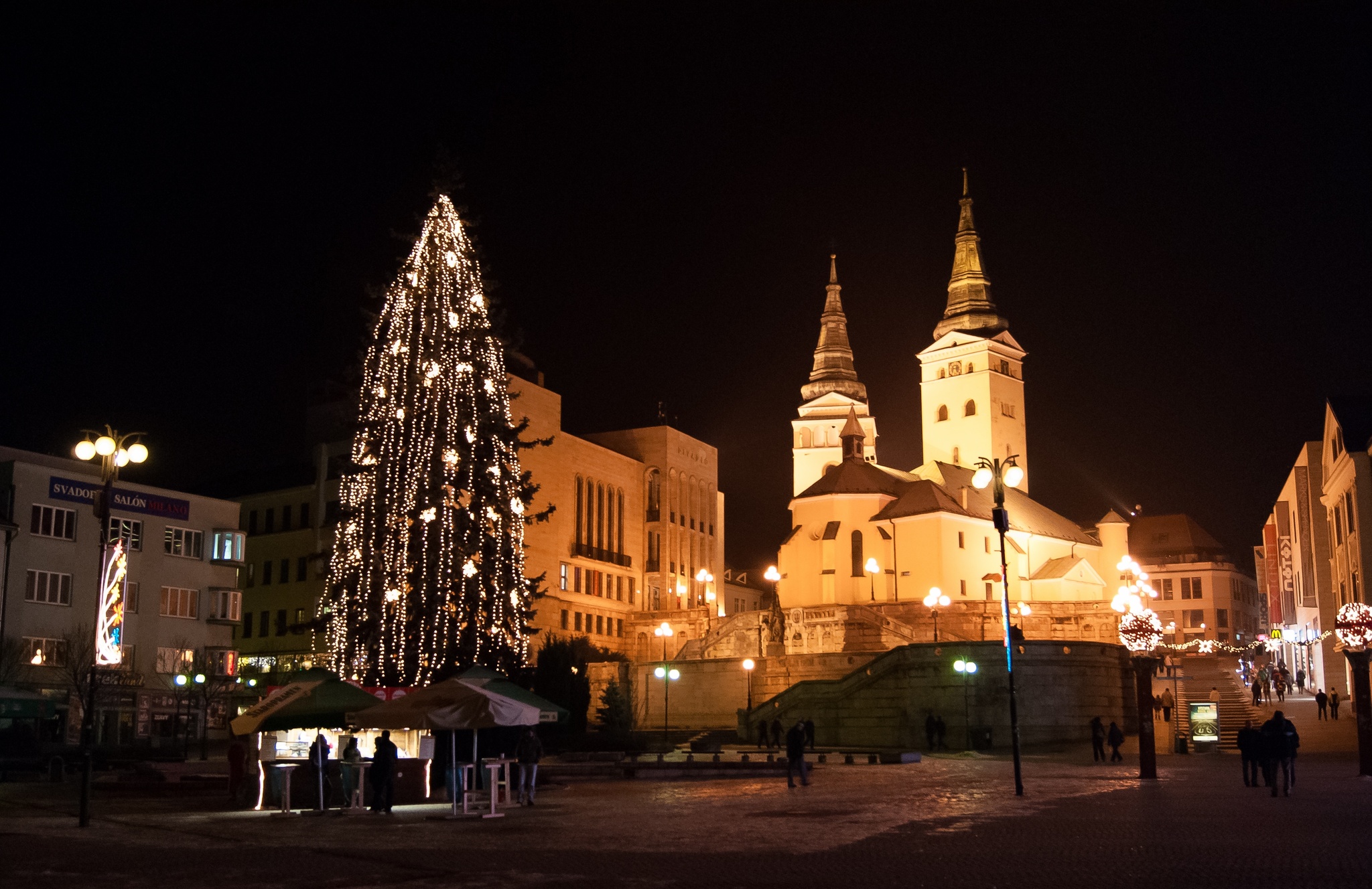 Žilina_main_square_and_Christmas_tree_(8399295915).jpg