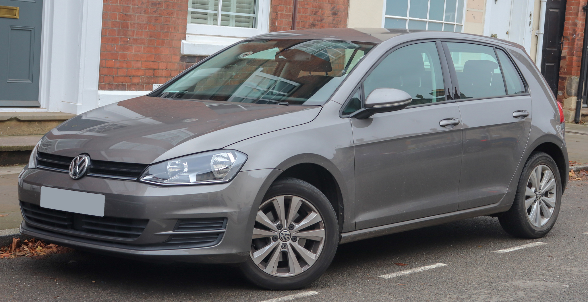 2013_Volkswagen_Golf_SE_BlueMotion_Technology_1.4_Front.jpg