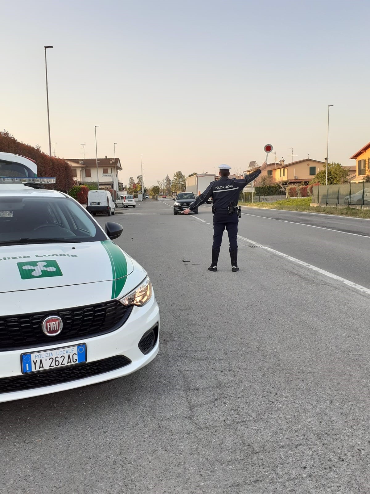 Agenti_di_Polizia_Locale_impegnati_in_un_controllo_di_Polizia_Stradale.jpg