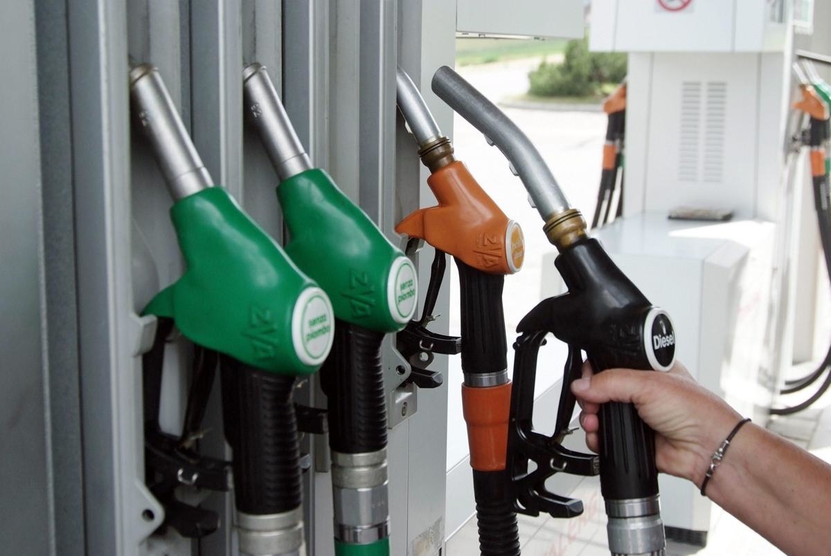 benzina_diesel_mano_2ftg.jpg