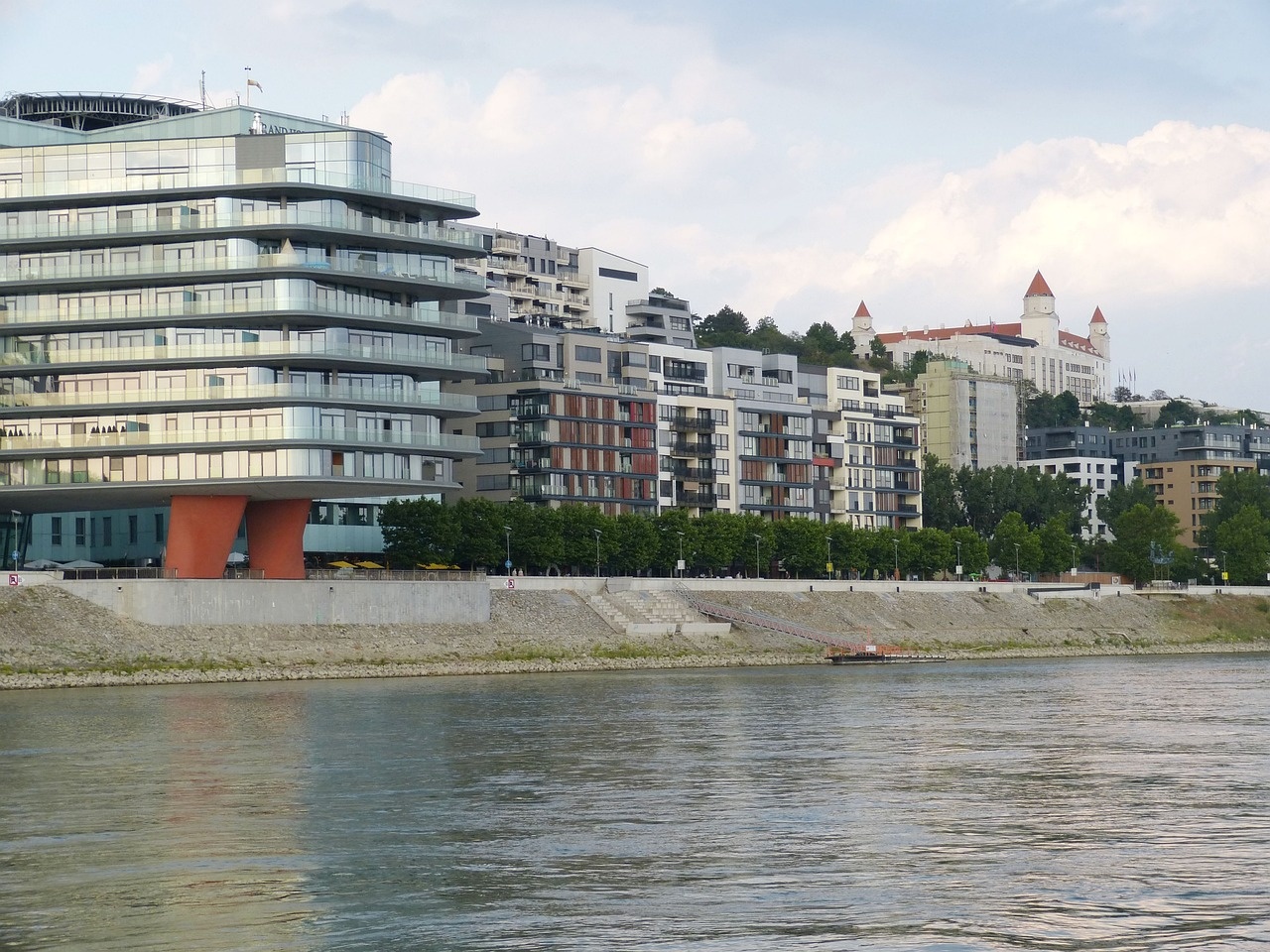 bratislava-2531198_1280.jpg