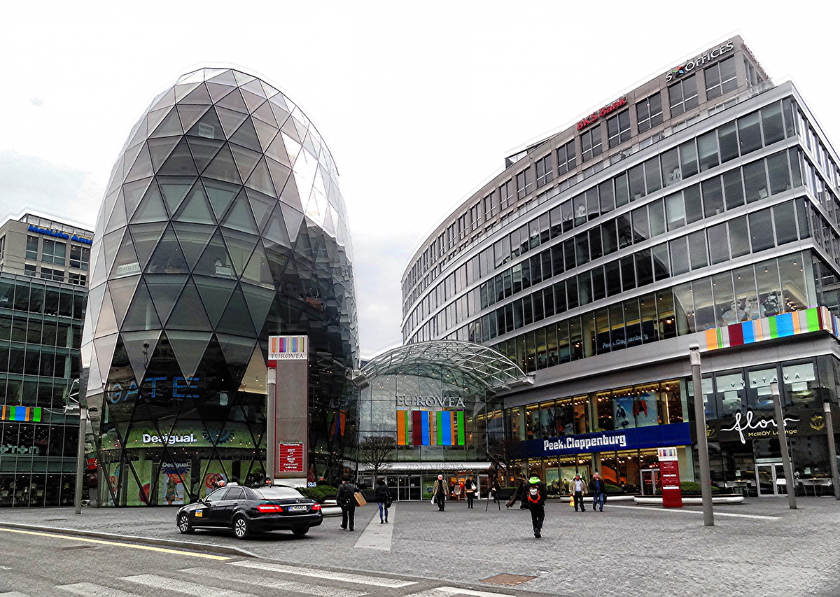 Bratislava_Eurovea_MYSELF_2014_-_panoramio.jpg