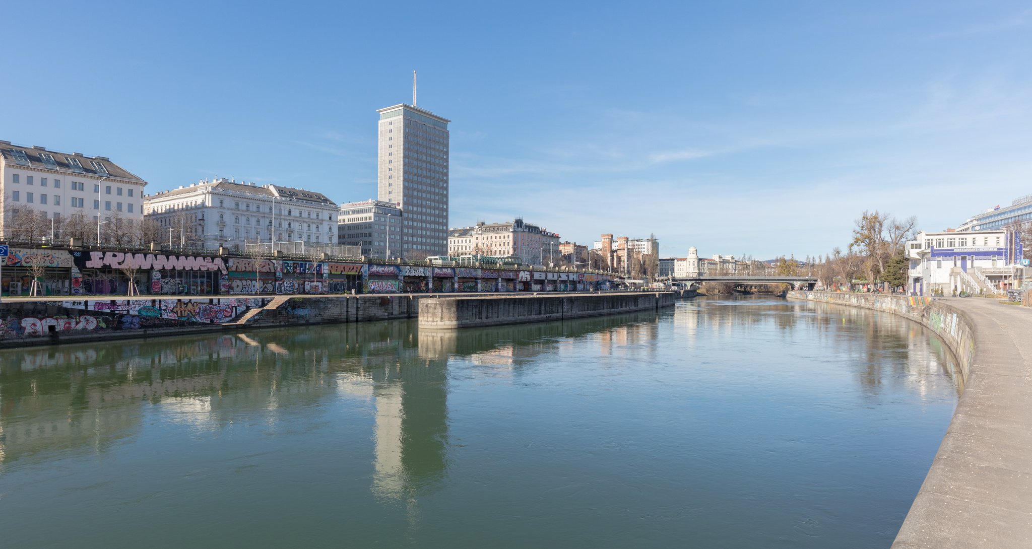Canal_del_Danubio,_Viena,_Austria,_2020-02-01,_DD_01.jpg