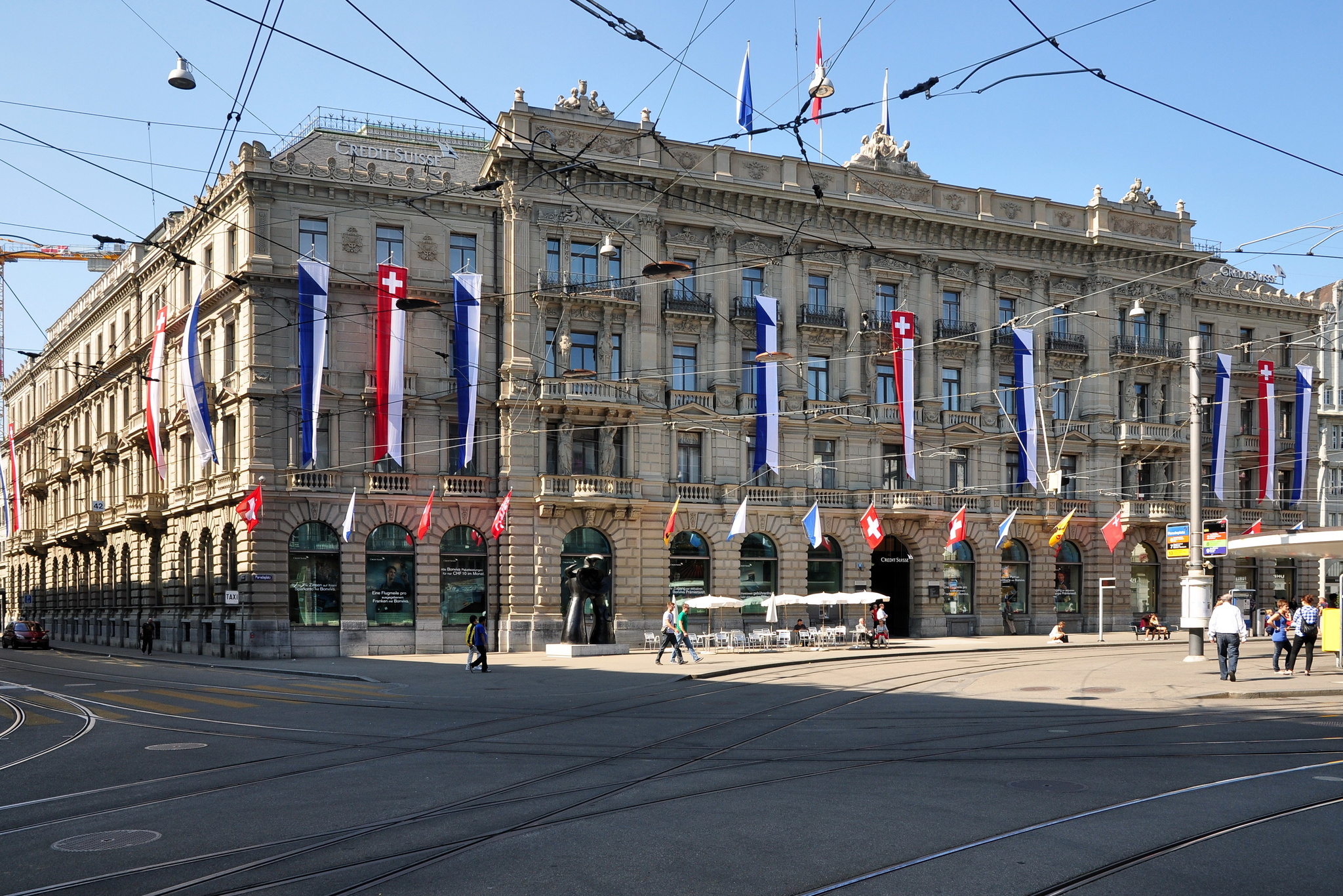 Credit_Suisse_-_Paradeplatz_2011-08-01_16-35-48_ShiftN.jpg