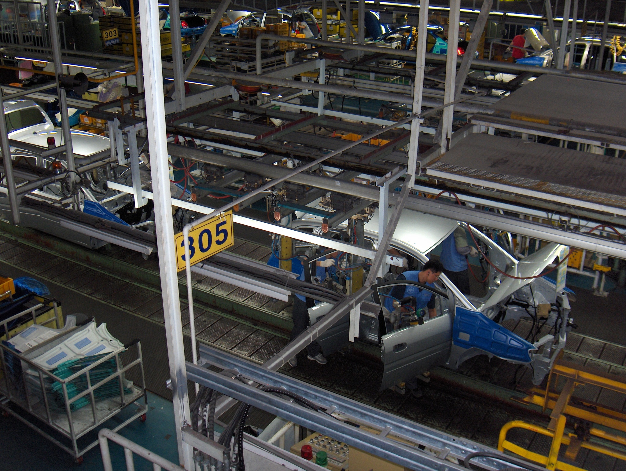 Hyundai_car_assembly_line.jpg