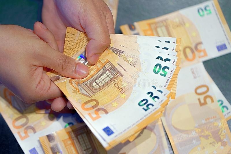 mani-tenuta-e-contare-le-euro-banconote-129594037.jpg