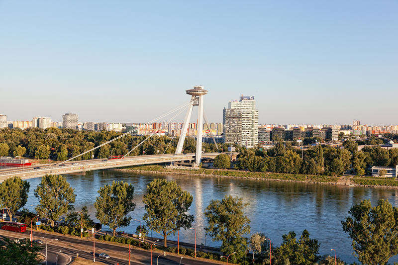ponte-nova-bratislava-eslováquia-32825343.jpg
